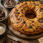 Ciambella salata con olive taggiasche e acciughe del Mar Ligure: l’antipasto perfetto per il picnic primaverile
