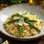 Massimo Bottura prepara risotto con asparagi verdi e parmigiano 48 mesi svelando segreto del brodo freddo