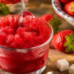 Granita di fragole ricetta del dessert primaverile leggero rinfrescante e pronta in pochi minuti