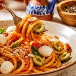 Pasta con fave fresche e pecorino romano: la ricetta laziale di maggio pronta in 20 minuti