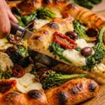 Pizza di scarola napoletana tradizionale: la ricetta perfetta da condividere durante il weekend lungo di giugno