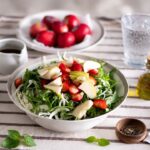 Spring salad primaverile completa e leggera: l’insalata che sazia a lungo con pochissime calorie salutari